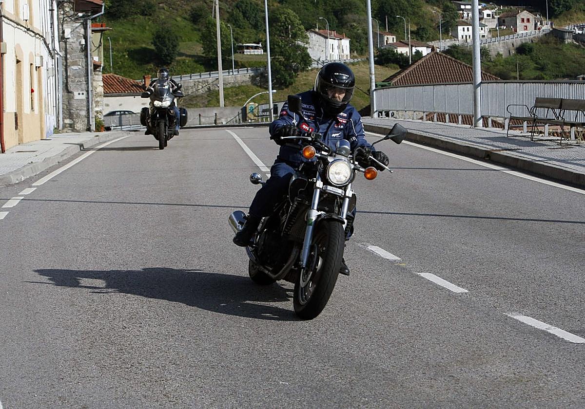 Dos moteros circulan por la carretera N-630, la Vía de la Plata, a su paso por el pueblo de Pajares.