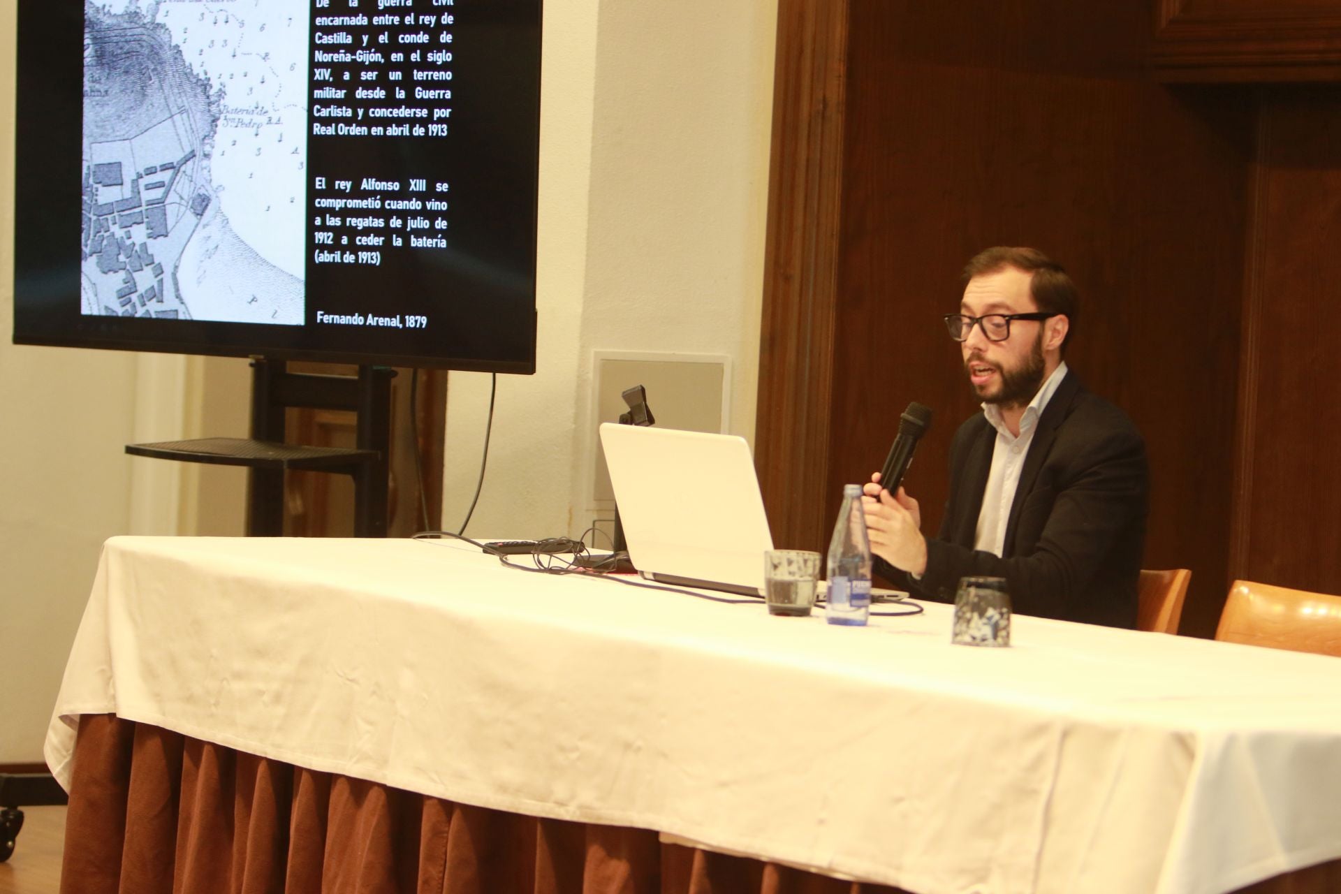 Rafael Suárez-Muñiz, durante su charla en el Club de Regatas