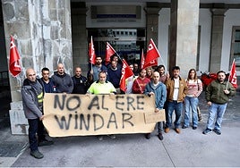 Los trabajadores se concentraron delante de la consejería.