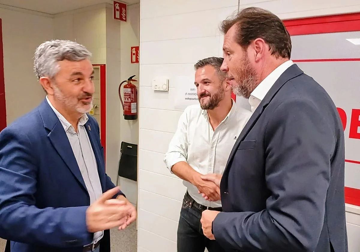 El consejero Alejandro Calvo, con el ministro Óscar Puente, semanas atrás en la sede del PSOE.