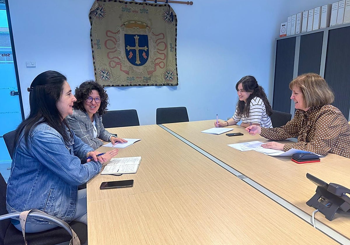 Las ediles de Igualdad María Dolores Fernández, de Illas; Lucía Fernández, de Avilés; Lidia Fernández, de Gozón; y Mar García, de Corvera.