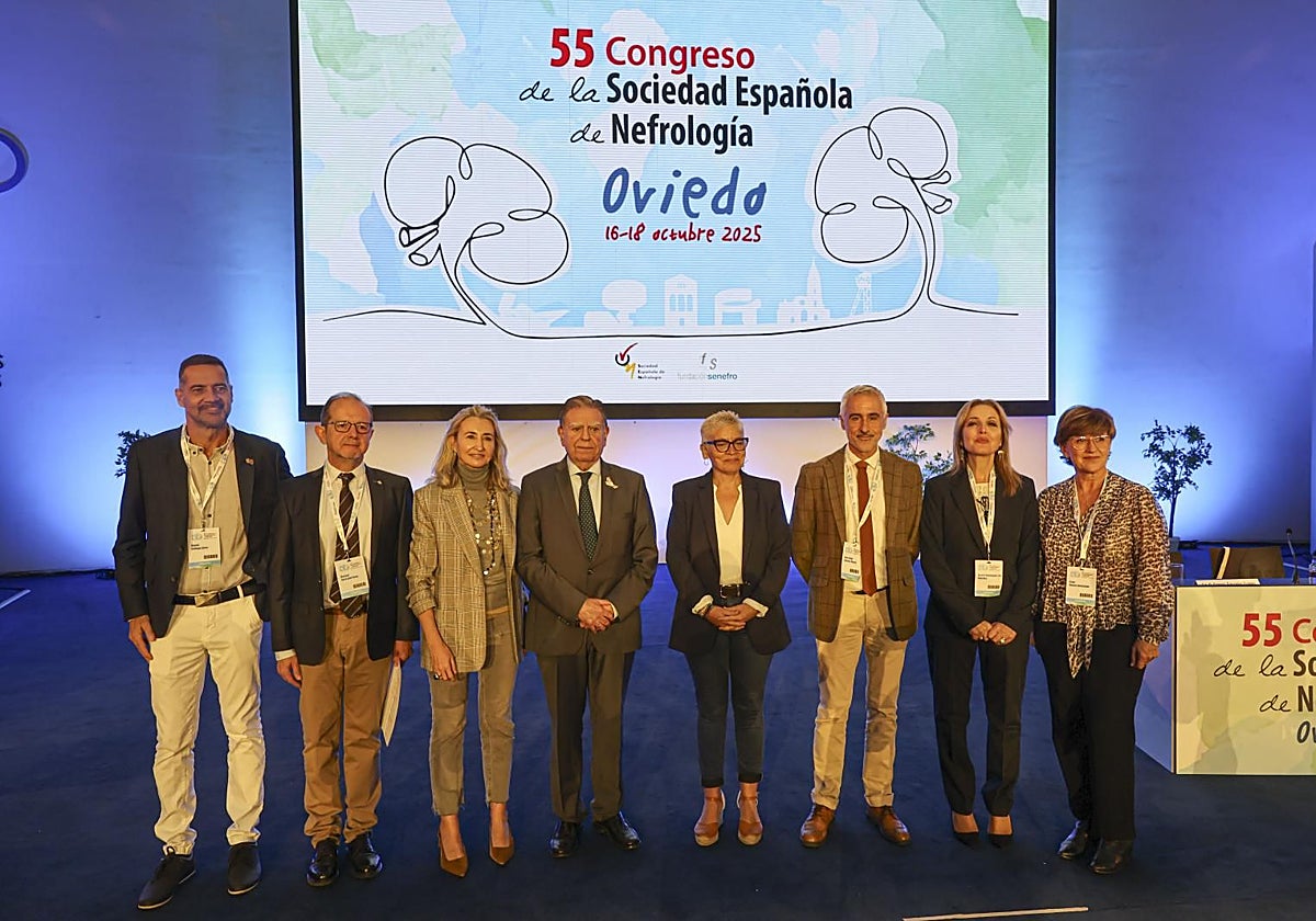 Por la izquierda, Daniel Gallego, Manuel Gorostidi, Beatriz López, Alfredo Canteli, Concepción Saavedra, Emilio Sánchez, Beatriz Domínguez-Gil y Itziar Bueno, durante la inauguración del 55º congreso de la Sociedad Española de Nefrología.