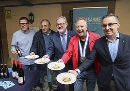 José Luis Noceda, Juan José Suárez, Alfredo García Quintana, Miguel Ángel de Dios y Fernando Corral en la presentación de las jornadas gastronómicas del Desarme y la primera edición de Bocados del Cofrade.