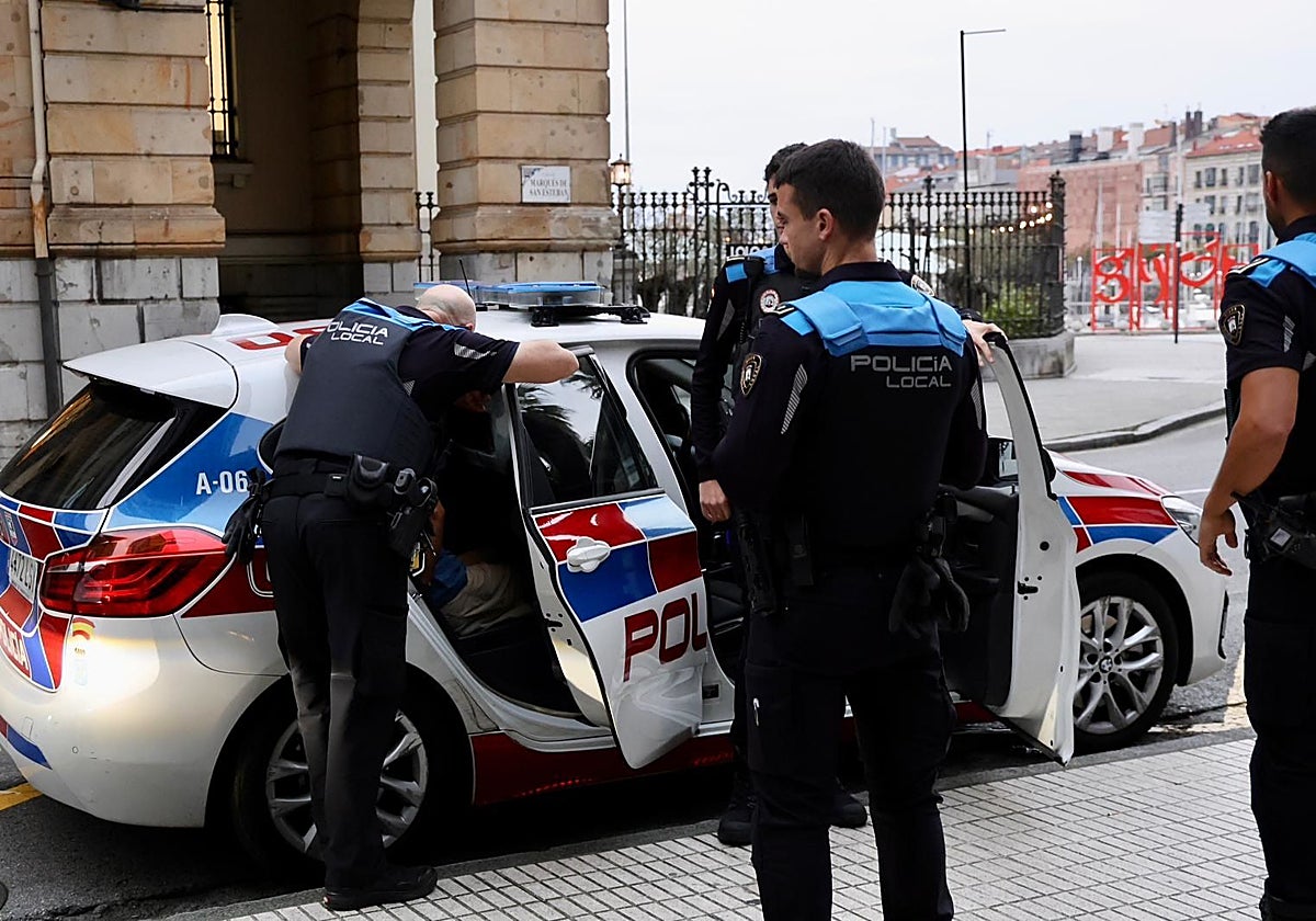Agentes de la Policía Local tras la detención del ladrón de repartidores.