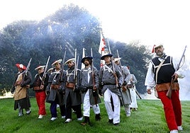 Participantes en la recreación histórica de una batalla en una pasada edición de la Fiesta del Desarme en Oviedo.