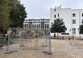 Uno de los motivos instalados en la plaza de la iglesia de La Tenderina.
