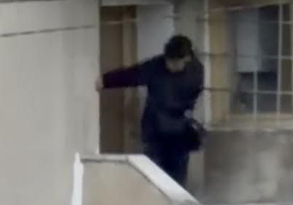 El joven golpea la puerta en una casa de El Llugarín.