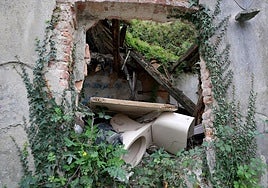 Basura acumulada, colillas, jeringuillas: el estado del barrio de La Tenderina, en Oviedo, donde hallaron el cuerpo de un joven