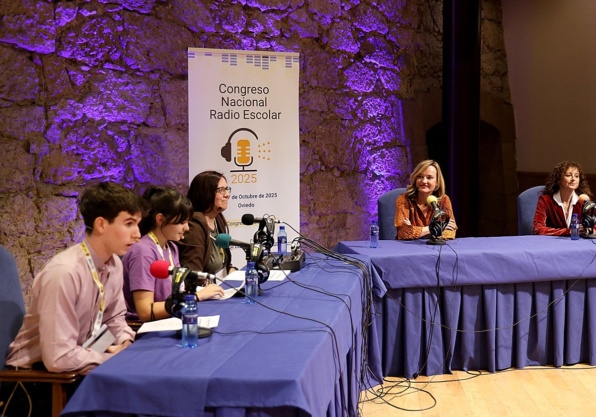 Mateo y Deva, junto con Gema Merás, coordinadora de la radio de La Ería, entrevistan a la ministra Pilar Alegría y a la consejera Eva Ledo.