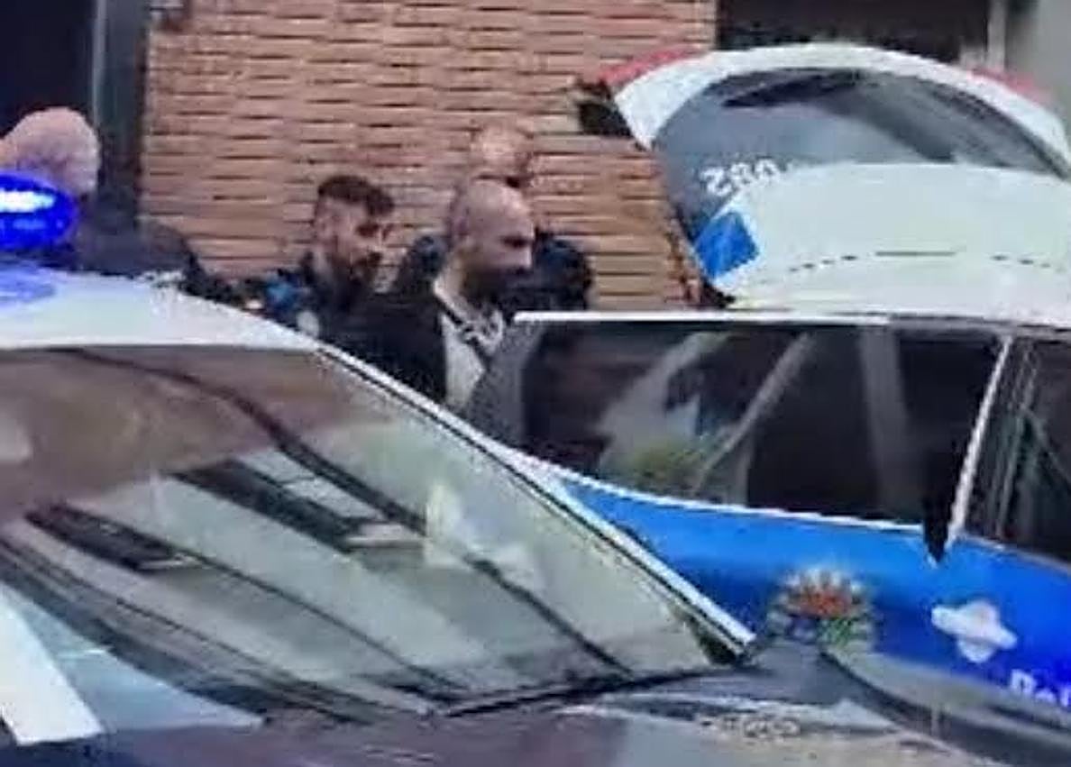 Imagen secundaria 1 - Agentes de Policía con los vecinos de la zona; a la izquierda, uno de los detenidos.