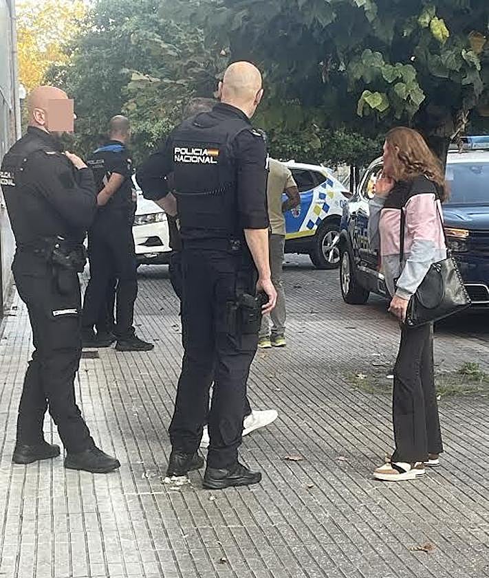 Imagen secundaria 2 - Agentes de Policía con los vecinos de la zona; a la izquierda, uno de los detenidos.