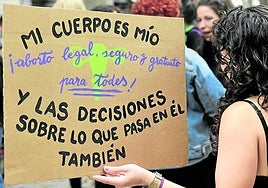 Una mujer sostiene una pancarta durante una concetración celebrada en España el pasado septiembre en defensa al derecho al aborto.