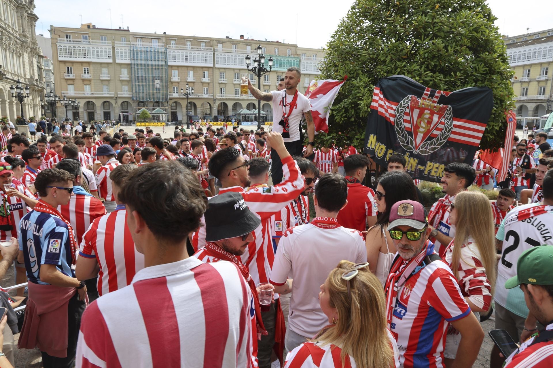 Aficionados del Sporting de Gijón, en La Coruña, en la previa del partido contra el Deportivo.