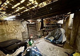 El 'zulo' en el que apareció muerto el miércoles el joven de 22 años, con la tienda de campaña aún colocada.