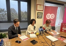 El gerente de la Unión de Comerciantes de Asturias, Fernando Clavijo; la presidenta Sara Menéndez, y la exgerente, Carmen Moreno