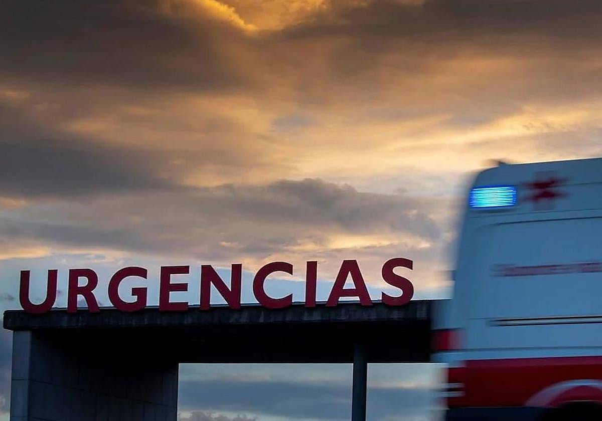 Un hombre de 71 años, herido grave al volcar su todoterreno en una pista forestal de Aller