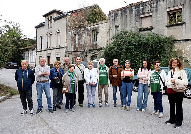 Los vecinos de La Tenderina que exigen derribar las viviendas abandonadas.