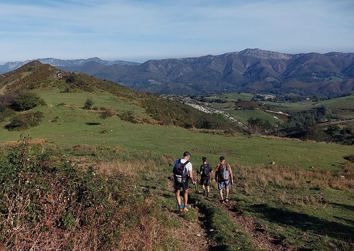 Imagen secundaria 1 - Ruta a Cabeza Pandescura: el balcón perfecto en Onís para admirar los Picos de Europa