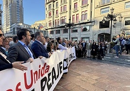 Cabeza de la marcha ya en la plaza de La Escandalera, con los presidentes de las tres cámaras de Comercio, la presidenta de Fade y el presidente de Asetra, entre otros.