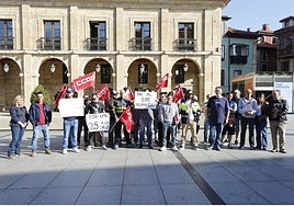 Los afectados se concentraron en la plaza de España antes de la reunión.