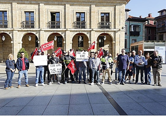 Los afectados se concentraron en la plaza de España antes de la reunión.