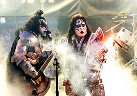 Gene Simmons (izquierda) y Ace Frehley (derecha), en el inicio de la Super Bowl XXXIII, el 31 de enero de 1999 en el Pro Player Stadium de Miami, Florida.