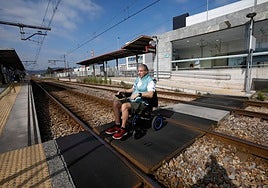 Tomás Rubio, vicepresidente de Asempa, pasa con su silla por las vías de la estación de La Calzada.