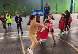 Niños del Eulalia Álvarez Lorenzo jugando al balonmano, La Felguera.