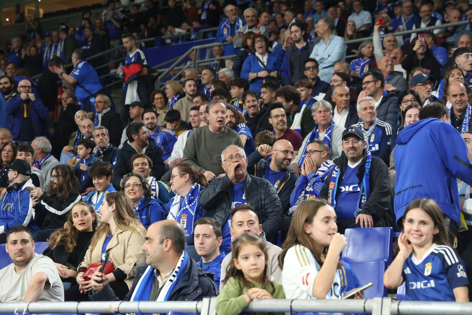 ¿Estuviste en el Real Oviedo - Espanyol? ¡Búscate entre las imágenes!