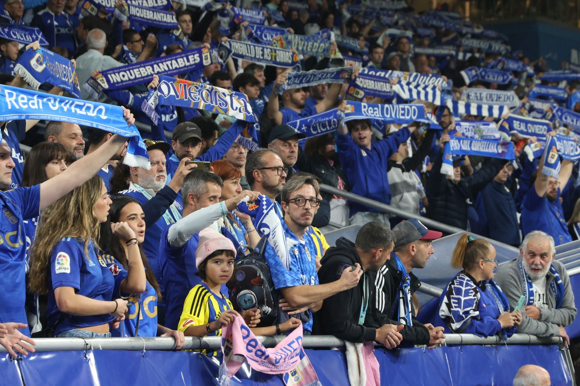 ¿Estuviste en el Real Oviedo - Espanyol? ¡Búscate entre las imágenes!