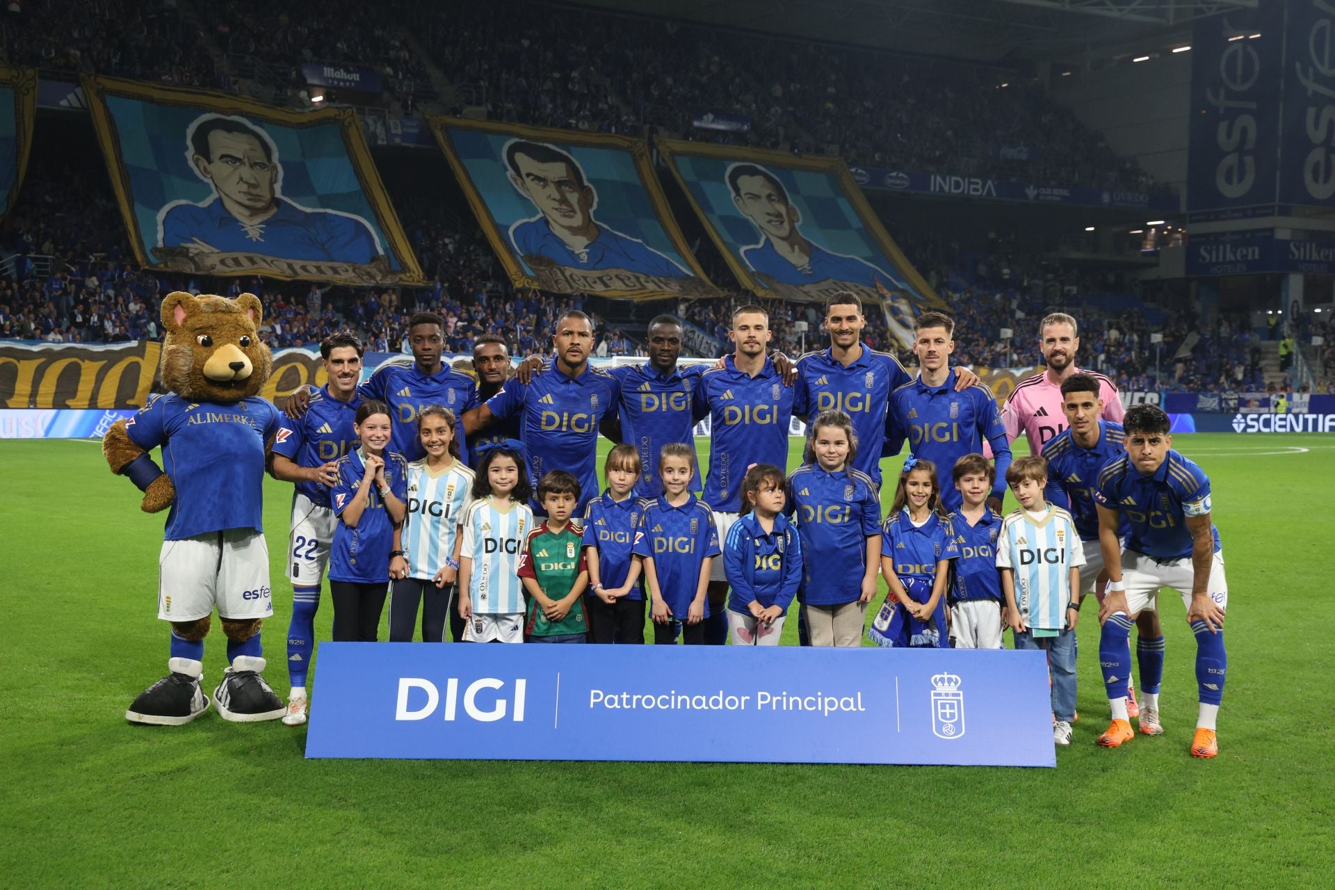 ¿Estuviste en el Real Oviedo - Espanyol? ¡Búscate entre las imágenes!