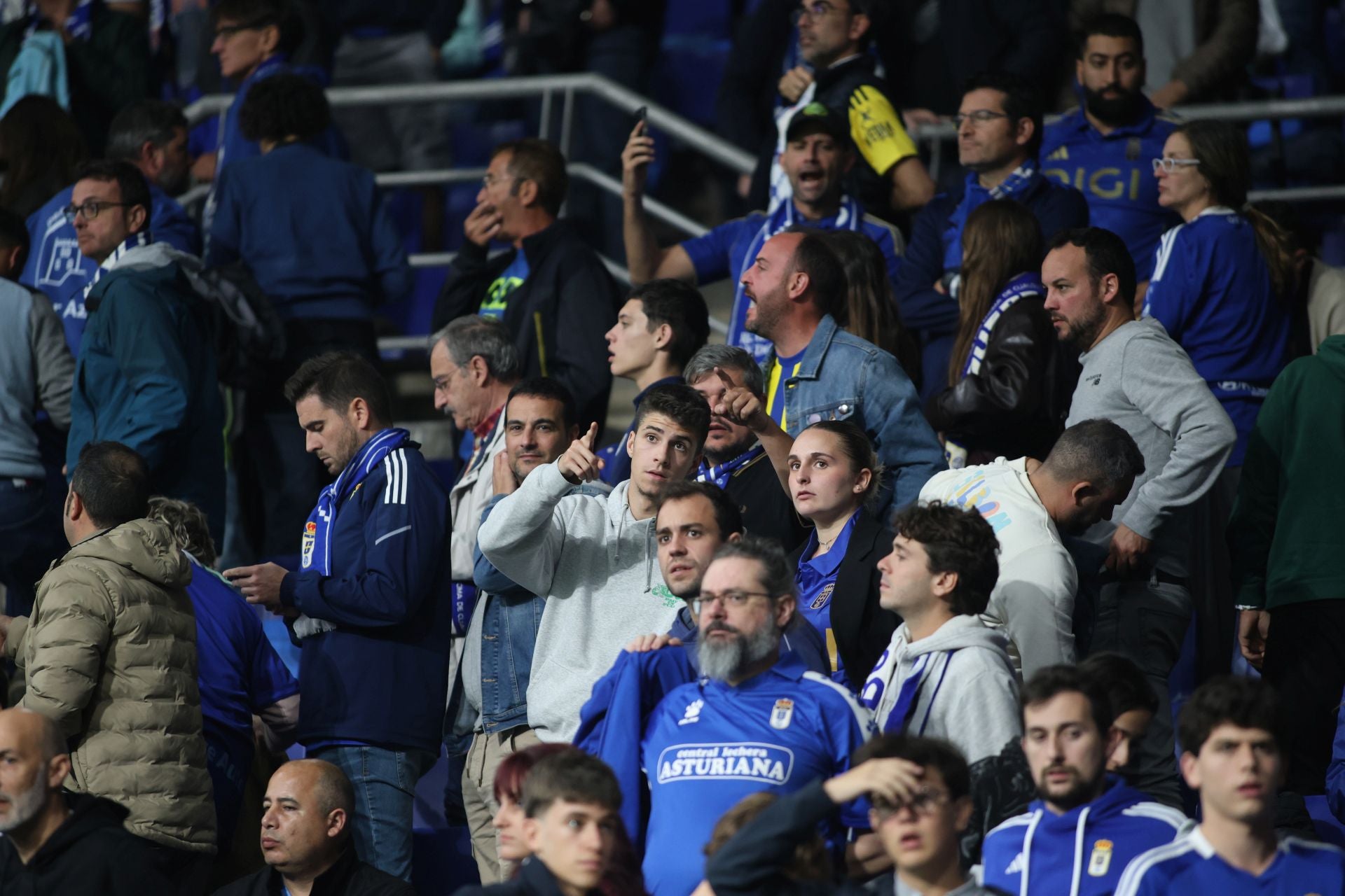 ¿Estuviste en el Real Oviedo - Espanyol? ¡Búscate entre las imágenes!