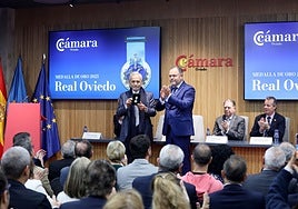 Jesús Martínez muestra la Medalla de Oro de la Cámara de Comercio junto a Carlos Paniceres.