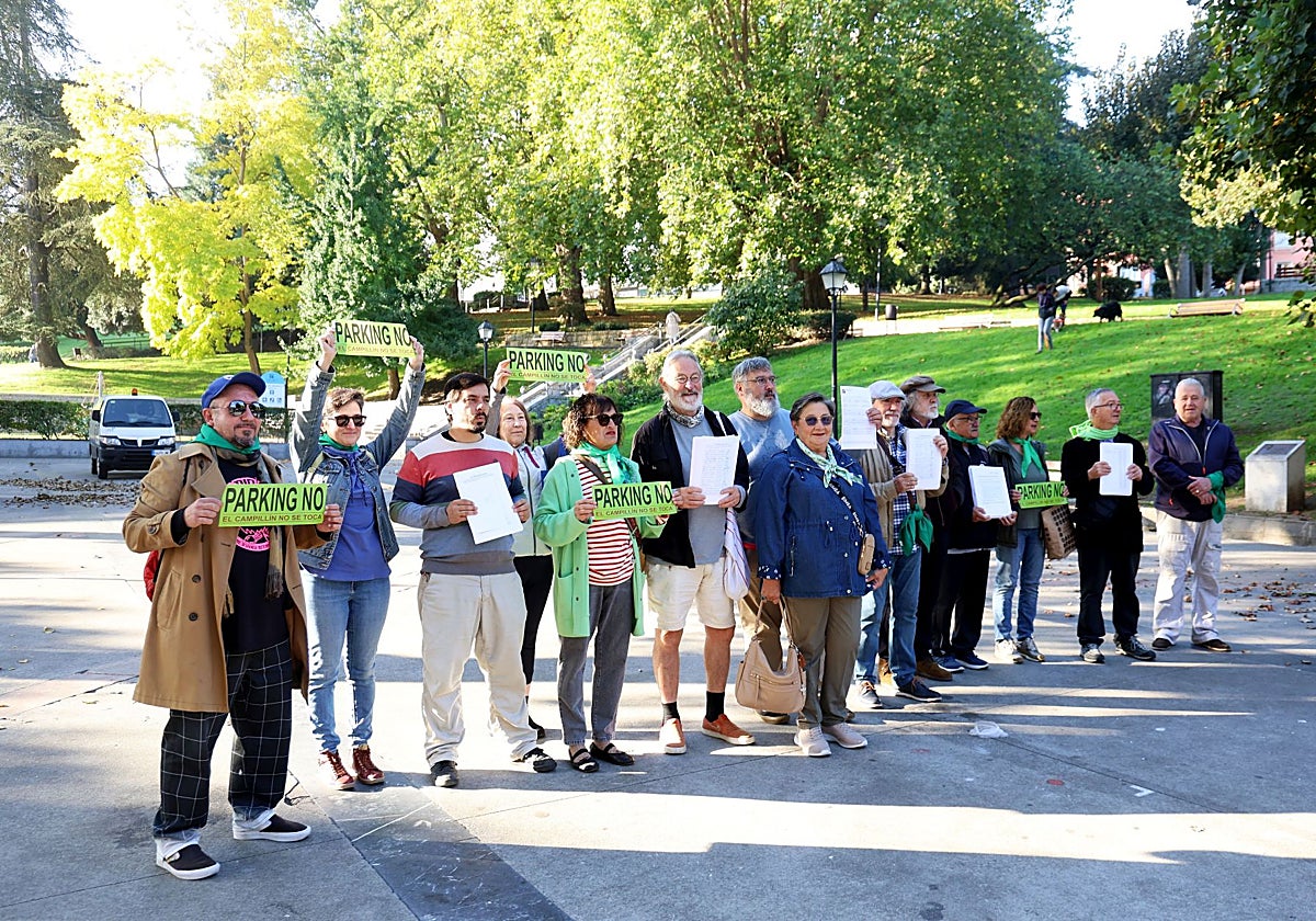 Vecinos de El Campillín, reunidos en el parque tras presentar las firmas en contra del aparcamiento.