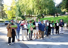 Vecinos de El Campillín, reunidos en el parque tras presentar las firmas en contra del aparcamiento.