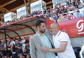 Dani Vidal saluda a Sabas, entrenador del Zamora, el pasado domingo en el Ruta de la Plata.