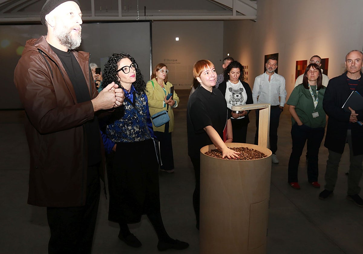 Hugo Martínez-Tormo explica su obra ante Vanessa Gutiérrez, Semíramis González, Pablo León y otros visitantes.