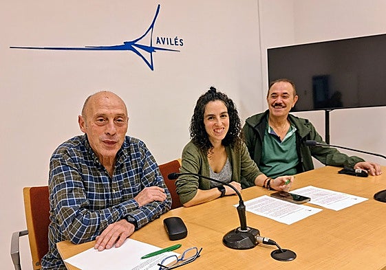 El edil Agustín Medina, la secretaria de organización de Izquierda Unida Avilés, Llarina González; y el coordinador local, Juanjo Fernández.