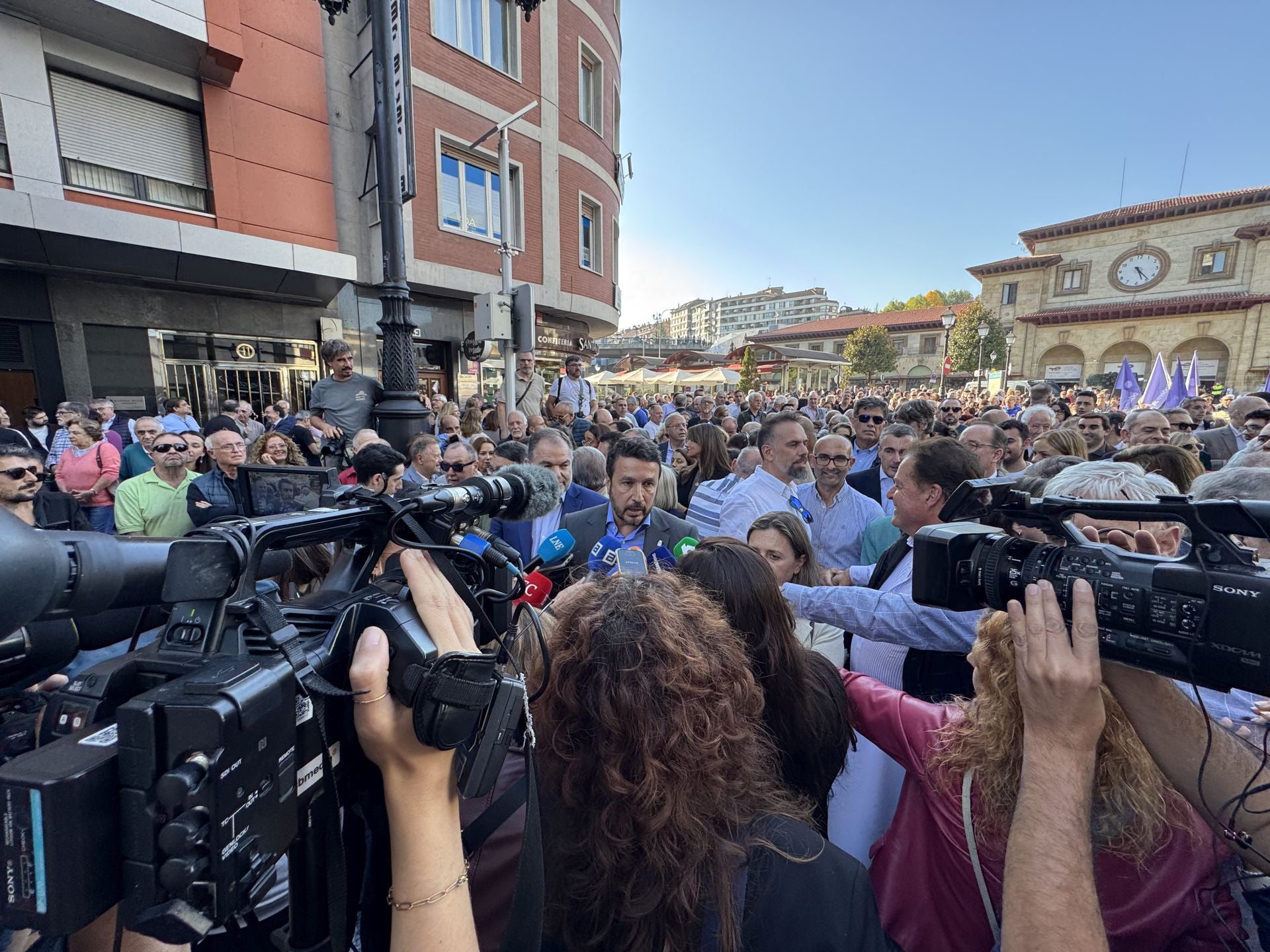 La multitudinaria manifestación en Oviedo contra el peaje del Huerna, en imágenes