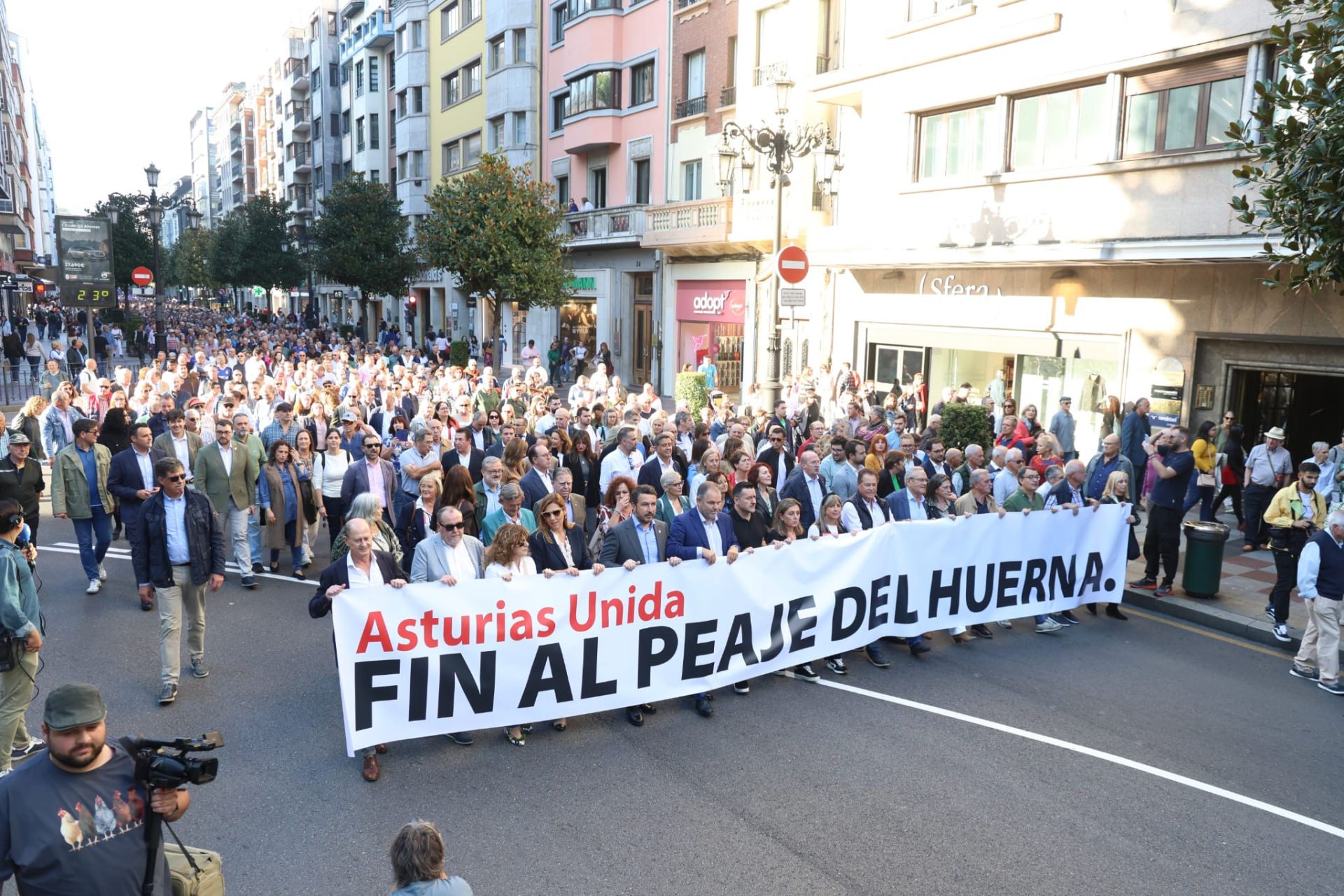 La multitudinaria manifestación en Oviedo contra el peaje del Huerna, en imágenes