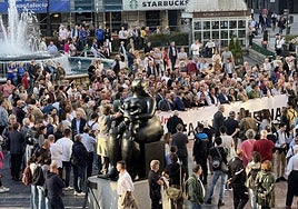 La manifestación, a su llegada a la plaza de la Escandalera.