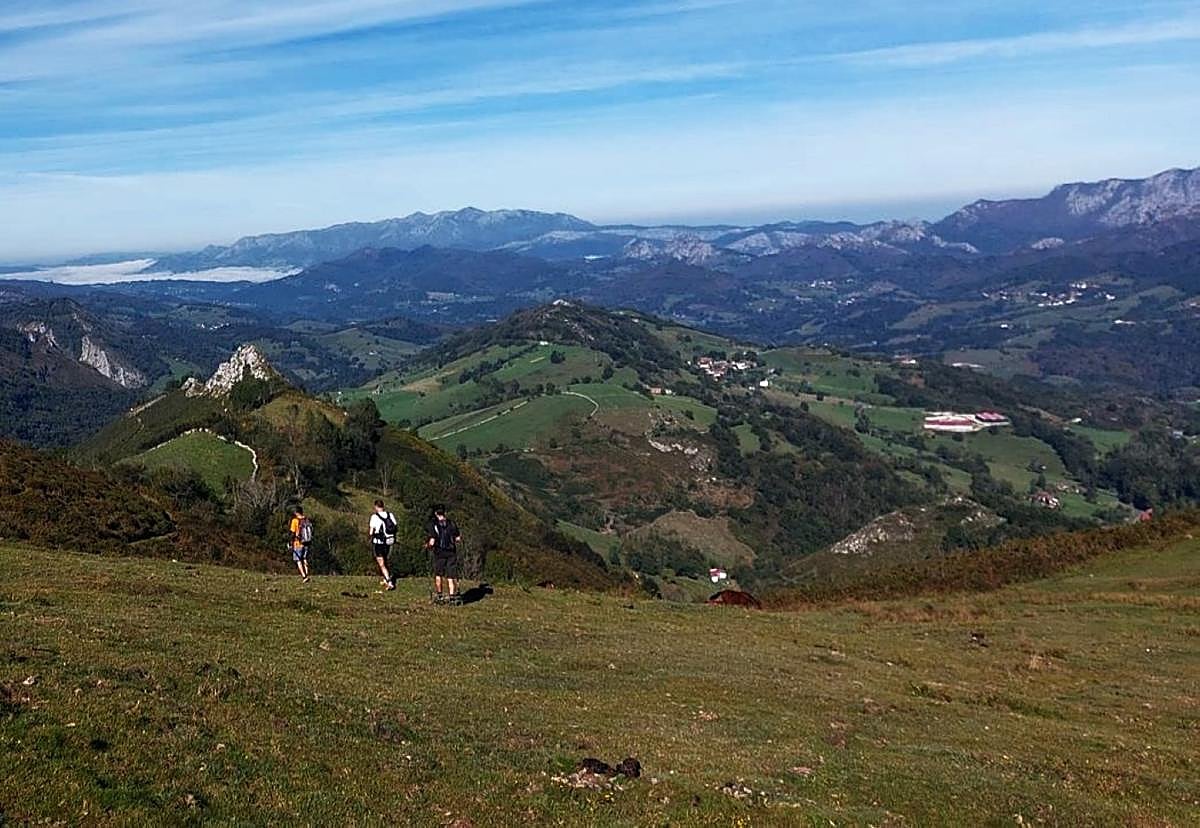 Imagen secundaria 1 - Ruta a Cabeza Pandescura: el balcón perfecto en Onís para admirar los Picos de Europa