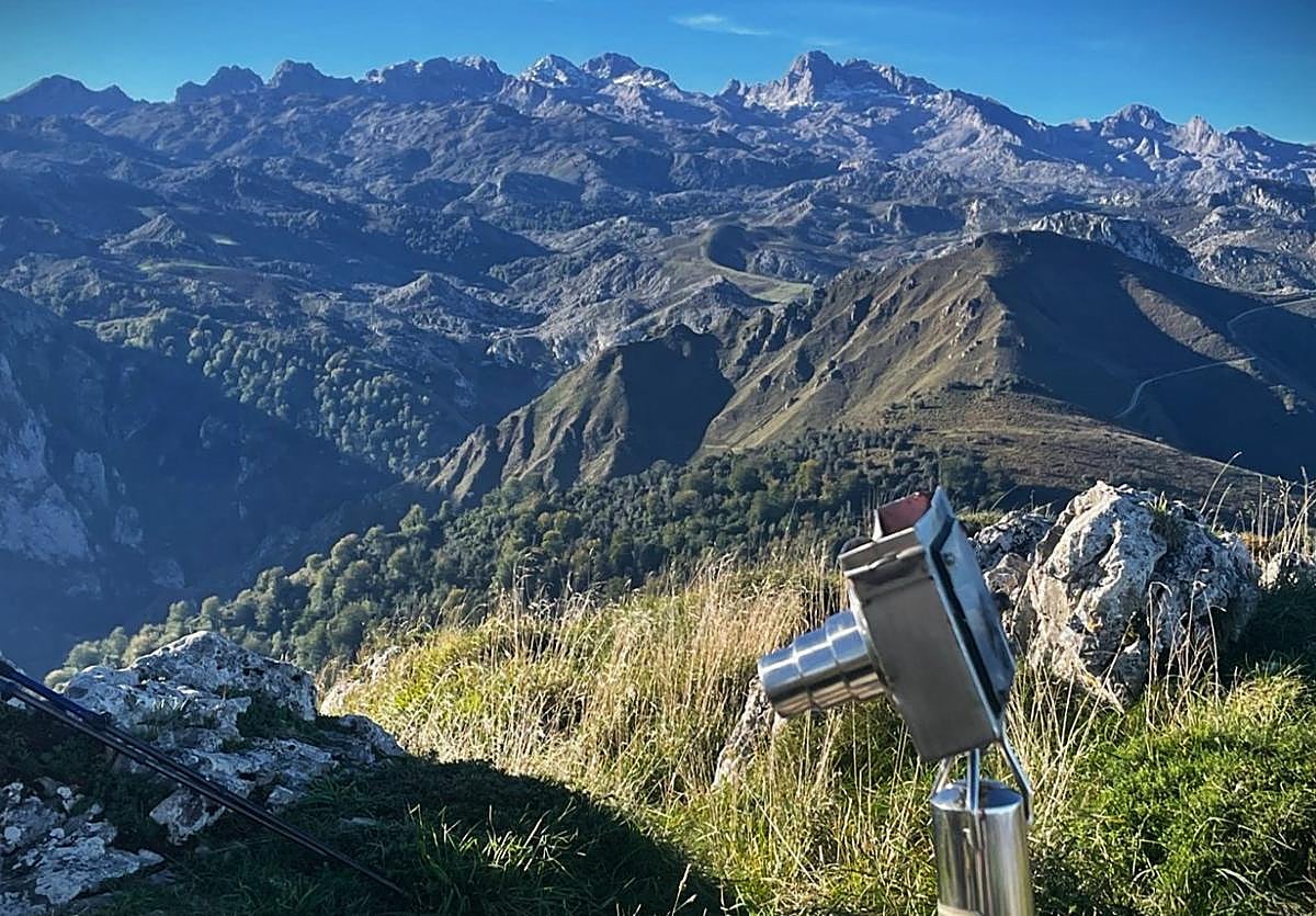 Maravillosas y cercanas vistas al macizo occidental de Picos de Europa desde la cima de Pandescura.