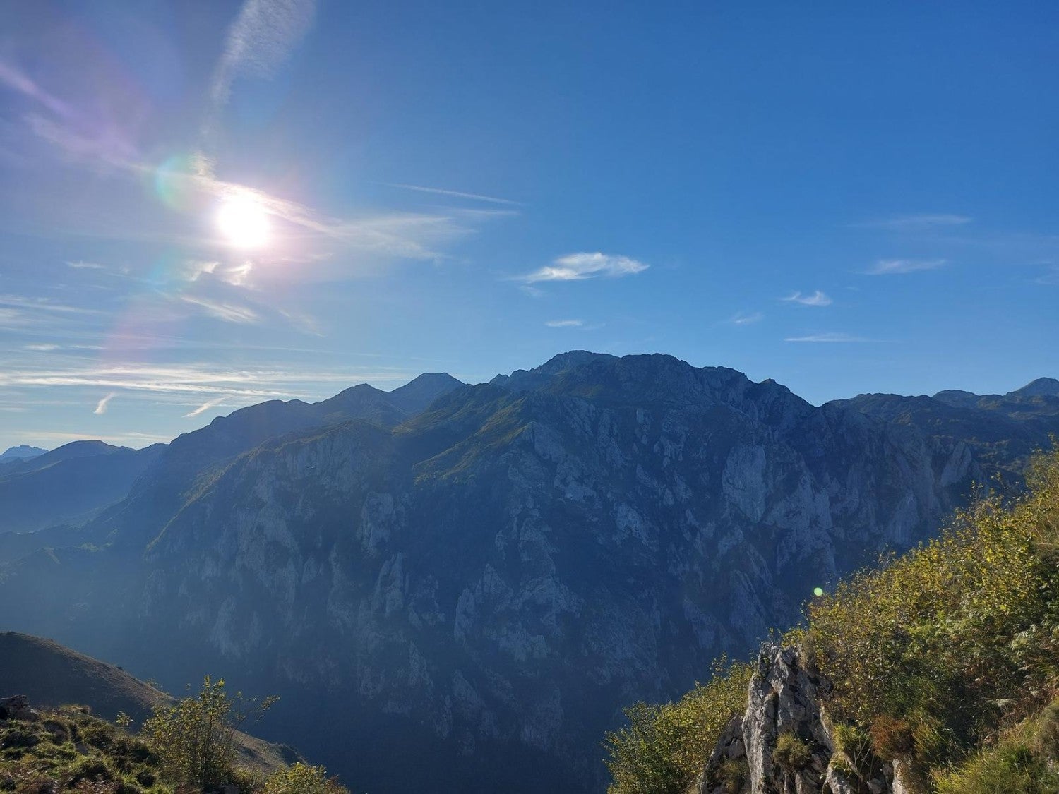 Imagen secundaria 1 - Ruta a Cabeza Pandescura: el balcón perfecto en Onís para admirar los Picos de Europa