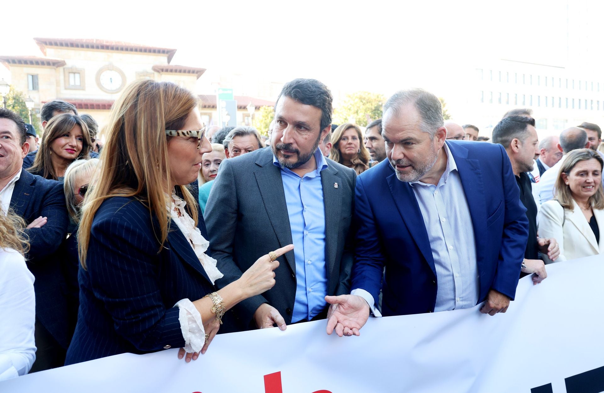 La multitudinaria manifestación en Oviedo contra el peaje del Huerna, en imágenes