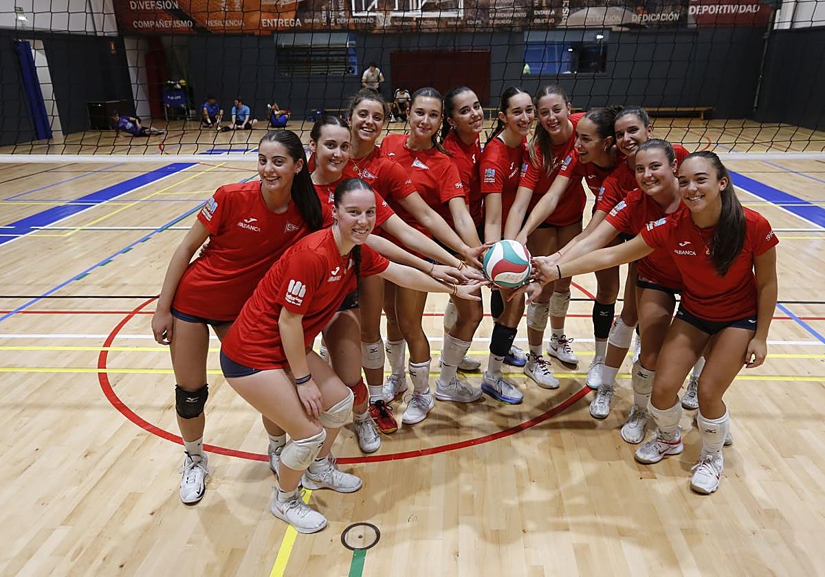 Las jugadoras del Grupo Covadonga, en la cancha de entrenamiento.