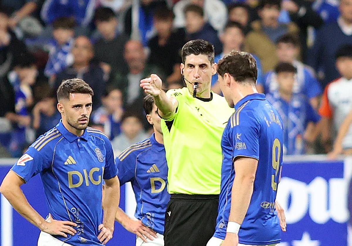 El colegiado Busquets Ferrer, durante el encuentro.
