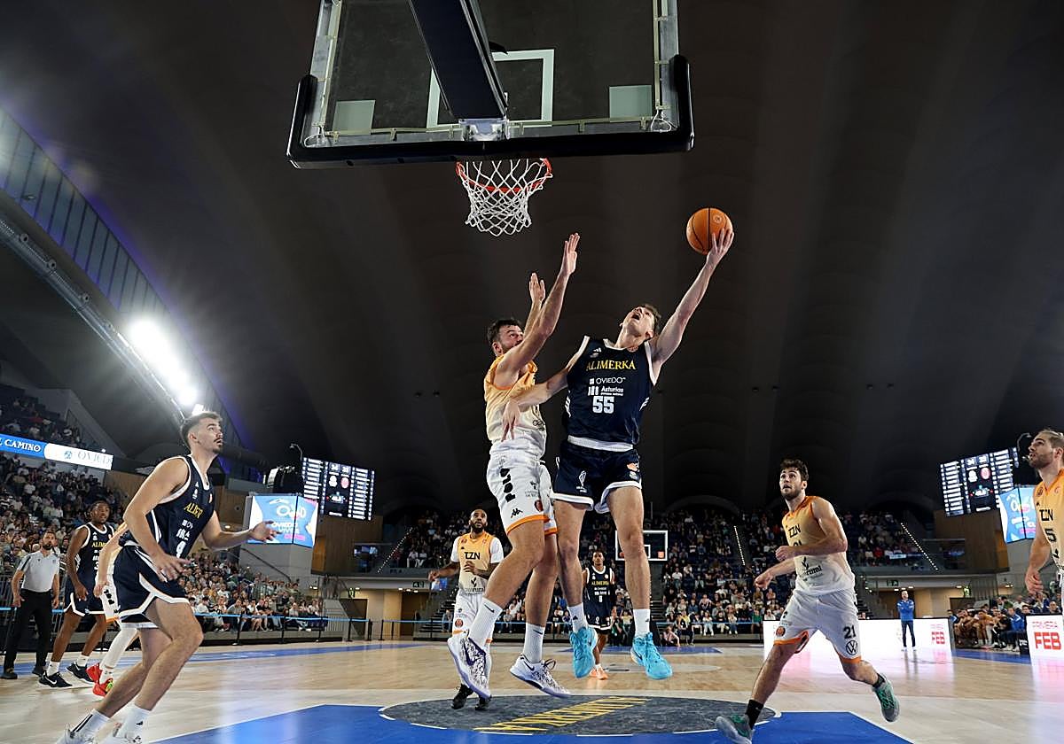 Lobaco intenta una penetración a canasta ante la oposición de un jugador del Tizona.