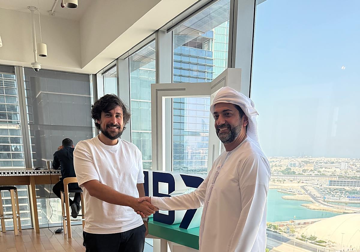 Cristian G. Pastrana con Mohammed Alkhoory, director de Hub7, en las oficinas de Abu Dabi donde eVoost AI está siendo acelerada e invertida junto a otras 25 'start ups' de todo el mundo.