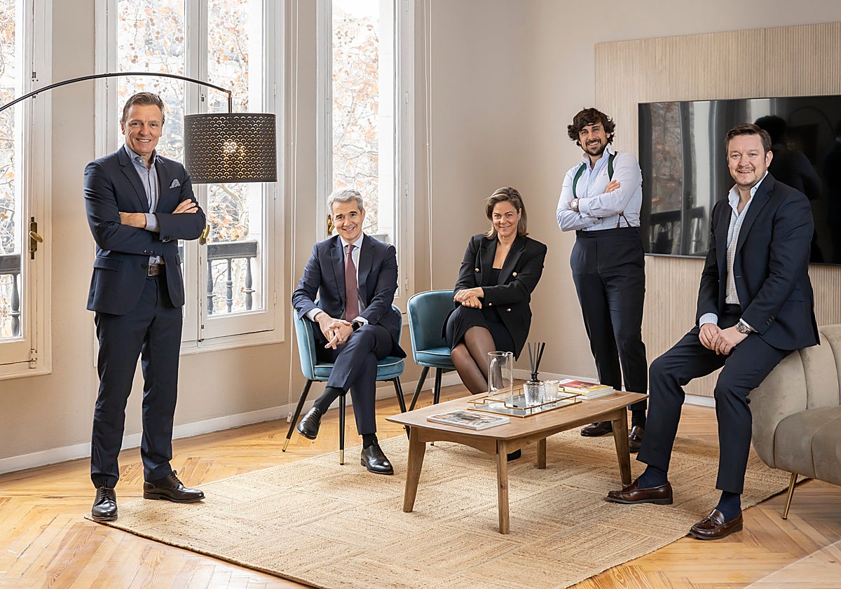 Imagen principal - Parte del equipo de eVoost AI integrado por: Alberto Alcázar, David Lázaro, Mónica Hernández, Cristian G. Pastrana y Carlos Álvarez. Rascacielos de Abu Dabi. Cristian Pastrana en un hotel de la capital de los Emiratos Árabes. 